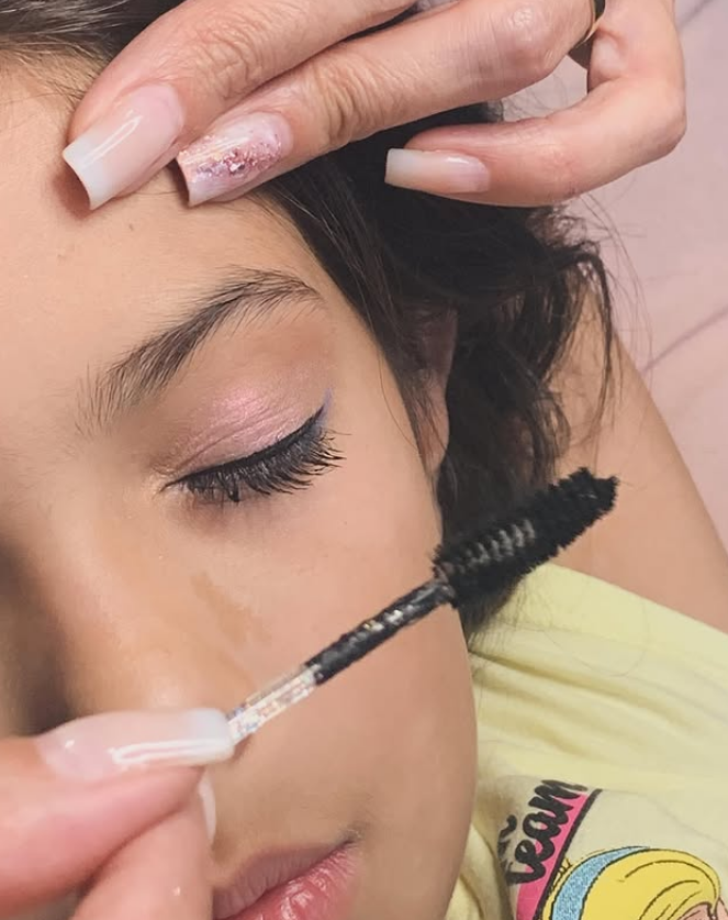 Detalhe de procedimento de beleza na Menina Doce